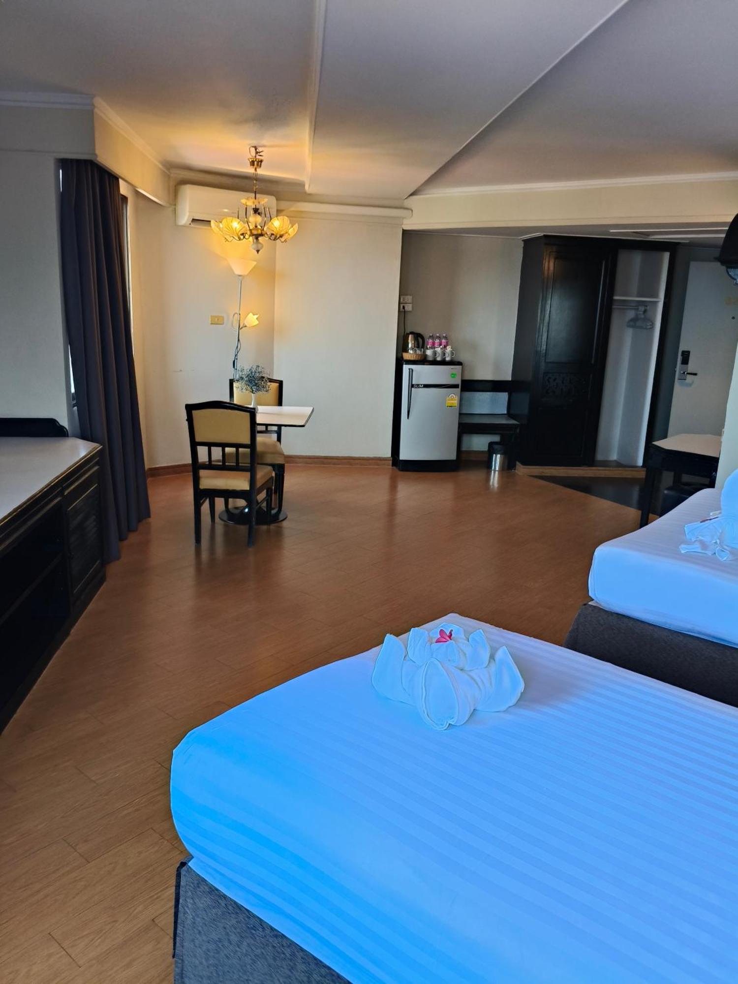 First Pacific Cirrus Hotel Pattaya Phòng bức ảnh