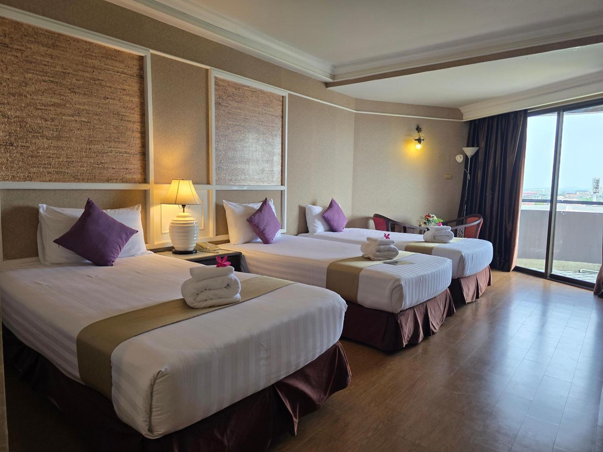 First Pacific Cirrus Hotel Pattaya Ngoại thất bức ảnh